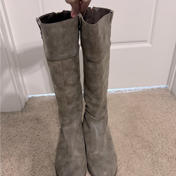 Gray women’s Madden girl boots. - Picture 2 of 3